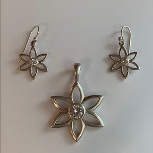 Silpada flower pendant and earrings